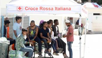 مهاجرون في جزيرة لامبيدوزا في إيطاليا (إيليزابيتا أ. فيلا/ Getty)