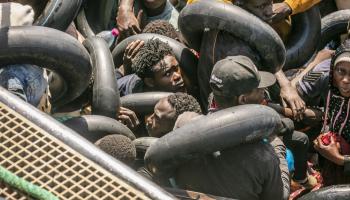 مهاجرون غير نظاميين في قارب من تونس إلى أوروبا (ياسين قايدي/ الأناضول)