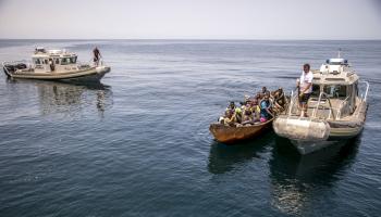 خفر سواحل تونس وعملية إنقاذ مهاجرين سابقة (ياسين قايدي/ الأناضول)