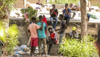 مهاجرون من أفريقيا جنوب الصحراء في صفاقس في تونس قبل طردهم (ياسين قايدي/ الأناضول)