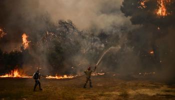 حرائق غابات في اليونان (أنجيلوس تزورتزينيس/ فرانس برس)