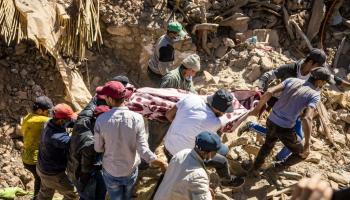 انتشال جثث وسط دمار زلزال المغرب (فاضل سنّا/ فرانس برس)