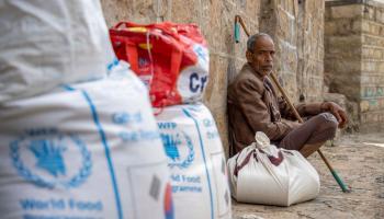 يمنيون ومساعدات في اليمن (أحمد الباشا/ فرانس برس)