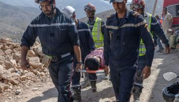 نقل مصاب في زلزال المغرب (بولنت كيليتش/ فرانس برس)