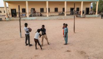 نازحون سودانيون في مدرسة في وادي حلفا 2 (أشرف شاذلي/ فرانس برس)