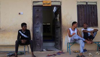 نازحون سودانيون في مدرسة في وادي حلفا 3 (أشرف شاذلي/ فرانس برس)