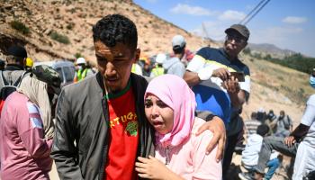 تعرض مئات الطلاب لصدمات نفسية خلال الزلزال (بيرو كروسياتي/الأناضول)