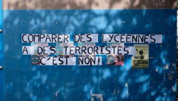 احتجاج على تشبيه تلميذات المدارس بالإرهابيين في فرنسا على خلفية حظر العباءة (Getty)