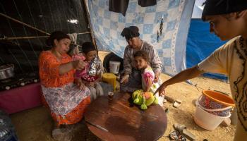 مغاربة وشاي في مخيم بعد زلزال المغرب (فاضل سنّا/ فرانس برس)