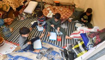 فقد آلاف الأطفال عائلاتهم في الزلزال (فتحي بلعيد/فرانس برس)