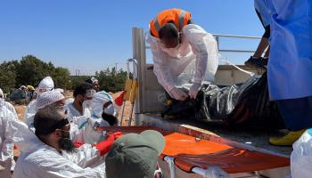 نقل جثث ضحايا فيضانات درنة في ليبيا (حمزة الأحمر/ الأناضول)