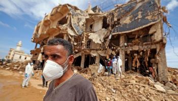عمال بحث وإنقاذ في درنة في ليبيا (كريم صاحب/ فرانس برس)