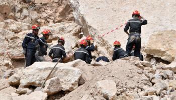عمال بحث وإنقاذ في المغرب بعد الزلزال (فتحي بلعيد/ فرانس برس)