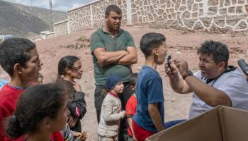 أطفال ومعاينة صحية في المغرب بعد الزلزال (بولنت كيليتش/ فرانس برس)