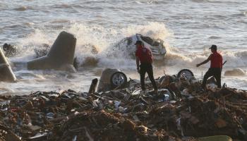 عمال إنقاذ وبحث عند شاطئ درنة في ليبيا (خليل فيدان/ الأناضول)