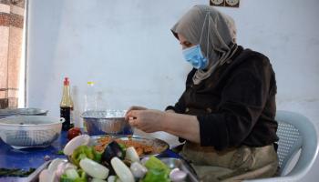طبخ المحاشي في مشغل مذاق الموصل في العراق (زيد العبيدي/ فرانس برس)