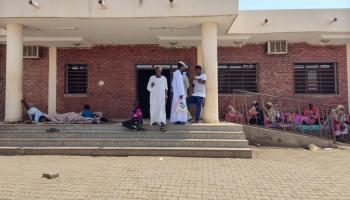 سودانيون في مستشفى في مدينة القضارف في السودان (فرانس برس)