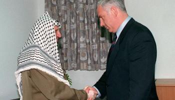 اجتماع الرئيس الفلسطيني الراحل ياسر عرفات ورئيس وزراء الاحتلال بنيامين نتنياهو في 4/9/1996 (ناداف نيوهاوس/Getty)