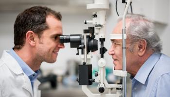 متابعة كبار السن لصحة العينين ضرورة (Getty)
