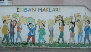 جدارية تمثِّل حقوق الإنسان أمام مبنى حكومي تركي