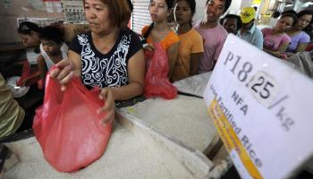 زحام على شراء الأرز في العاصمة الفلبينية مانيلا (getty)