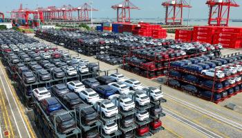 ملايين السيارات الكهربائية الصينية تنتظر الشحن للأسواق الأوروبية (getty)