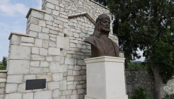 تمثال مولا باناه فاجيف في شوشة - القسم الثقافي
