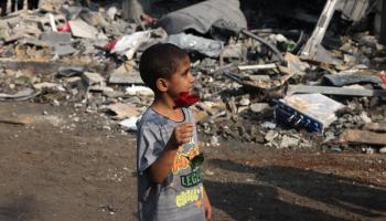 طفل في مدينة غزة أمام الدمار - القسم الثقافي