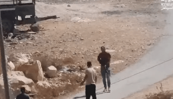 مستوطن يطلق النار على فلسطيني من مسافة صفر جنوب الضفة (لقطة شاشة)