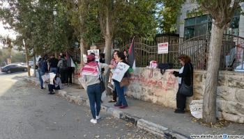 نشطاء وأهالي الأسرى يغلقون مقر الصليب الأحمر في البيرة (العربي الجديد)