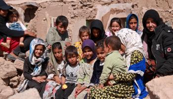 مجموعة أطفال في هرات المنكوبة بالزلزال (محسن كريمي/ فرانس برس)