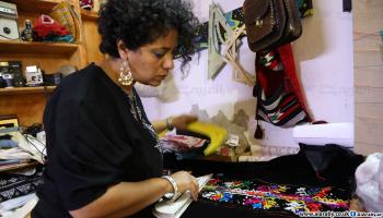 مريم بريبري في ورشتها المليئة بالأزياء الأمازيغية المبدعة (العربي الجديد) 