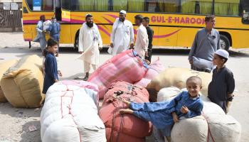 لاجئون أفغان يغادرون كراتشي تنفيذاً لقرار الحكومة الباكستانية (صابر مظهر/ الأناضول)