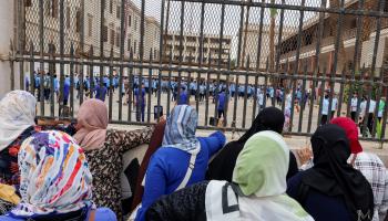 أهالي وتلاميذ ومدرسة في مصر (محمد عبد الغني/ رويترز)
