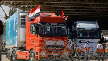 دخول المساعدات إلى غزة عبر معبر رفح (إبراهيم أبو مصطفى/رويترز)