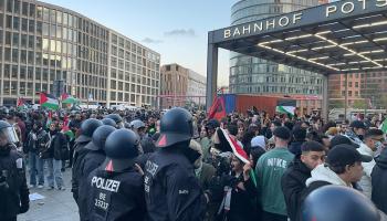 حشود دعم غزة في برلين (كونييت كاراداغ/ الأناضول)  