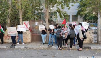 نشطاء وأهالي الأسرى يغلقون مقر الصليب الأحمر بالبيرة (العربي الجديد)