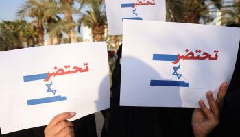 كويتيون يحملون لافتات كتب عليها "إسرائيل تحتضر" في العاصمة الكويت (ياسر الزيات/ Getty)