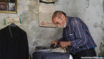 مسن يمارس مهنة كي الملابس بإدلب منذ 50 عاماً ( عامر السيد علي)