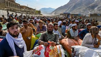 حشود من اللاجئين الأفغان المغادرين على حدود باكستان (عبد المجيد/ فرانس برس)
