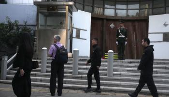 مارة خارج السفارة الإسرائيلية في بكين عقب إعلانها إصابة أحد موظفيها (اسوشييتد برس)