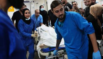 في مستشفى في جنوب لبنان بعد استهداف الاحتلال الإسرائيلي صحافيين في 13 أكتوبر 2023 (حسن عمّار/ أسوشييتد برس)