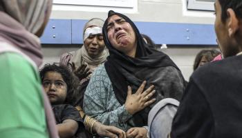 ناجون من مجزرة مستشفى المعمداني في غزة (عبد خالد/ أسوشييتد برس)