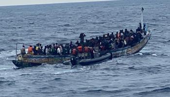 من قوارب الهجرة غير النظامية التي اعترضتها البحرية السنغالية أخيراً (إكس)