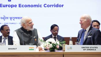 الرئيسان الأميركي والهندي في غاية البهجة بعد اتفاقية الممر التجاري في قمة العشرين (getty) 