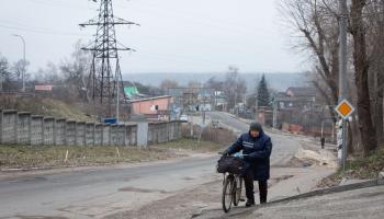 ساعية بريد في أوكرانيا (أوليسكي شوماتشينكو/ الأناضول)