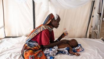 طفل مريض في مركز خاص بالملاريا في تشاد (عبد المنعم عيسى/ Getty)