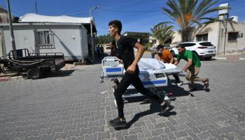 نقل مصاب إلى مستشفى في غزة (عبد زقوط/ الأناضول)