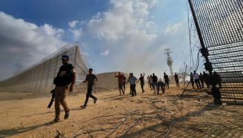 عبور المقاومين نحو أرضهم التاريخية بعد تدمير أسيجة الاحتلال، 7 تشرين الأول/ أكتوبر الجاري (Getty)