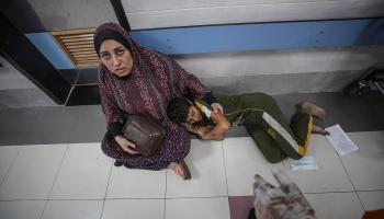 نقلت ابنها إلى مستشفى الشفاء (مصطفى حسونة/ الأناضول)